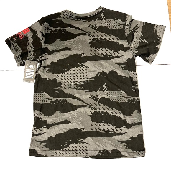 NBA Black and Grey with Red Lettering Boy's Short Sleeve T-Shirt - Size 14/16 - Picture 2 of 3